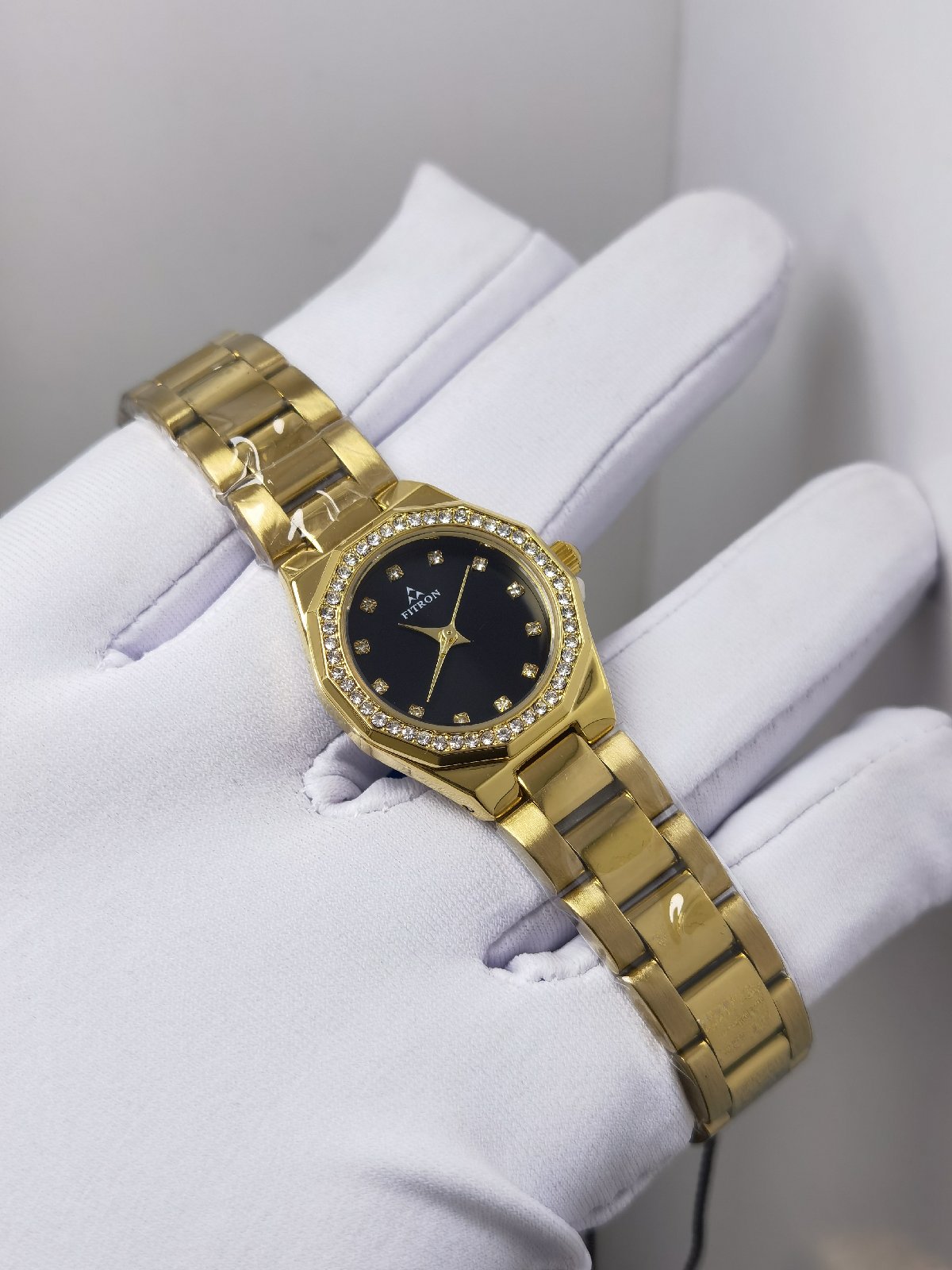 ساعة نسائية W57